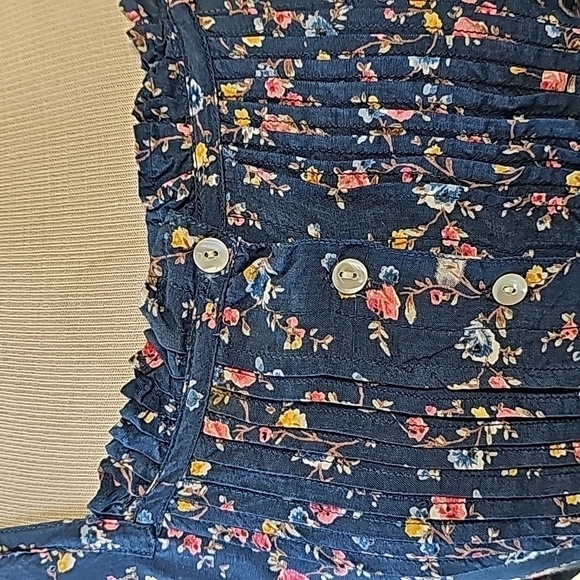 BILA Y2K women's blouse. Size medium  blue with tini flowers. Button front. - Picture 2 of 8